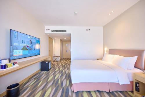 Una cama o camas en una habitación de Holiday Inn Express Changzhou Lanling by IHG