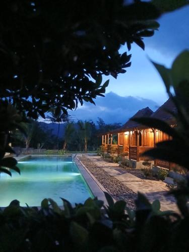 a resort with a swimming pool at night at Katah Montana Villa in Tonoboyo