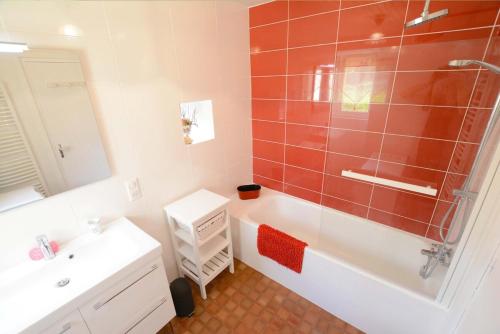 une salle de bain avec une douche, une baignoire et un lavabo dans l'établissement Les Bardilles-Maison de campagne-3km du centre de Sarlat, à Sarlat-la-Canéda