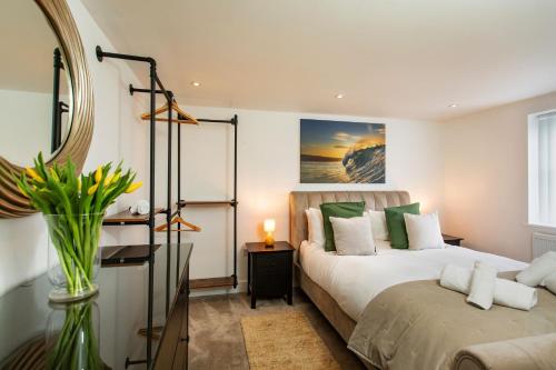 Giường trong phòng chung tại Luxe Detached 3 Bed Luxe House on Exclusive Private Estate Close to Coast Free Hot Tub Sleeps 6 Private Parking for 2 Cars