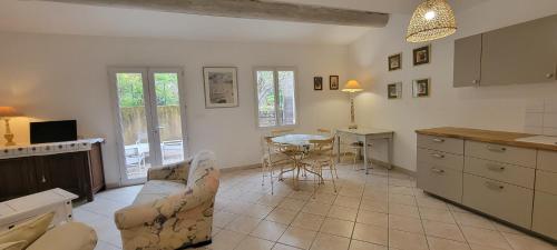 - une cuisine avec un canapé et une table dans une chambre dans l'établissement Famille et nature aux portes du Luberon, à Apt