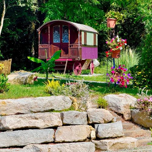 a miniature train in a garden with flowers at la Roulotte du Pont Sarrazin in Vandoncourt