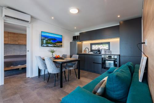 Η κουζίνα ή μικρή κουζίνα στο Sea view Champagne by Vellaris, Luxury Mobile Home