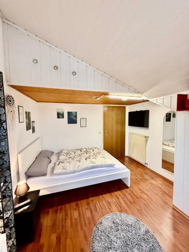 a bedroom with a bed in a room at Charmante Ferienwohnung Ziegler mit Garten in Villmar