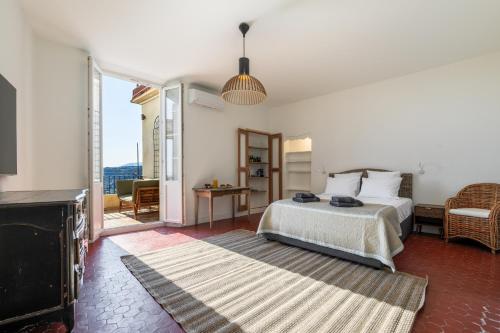 une chambre avec un lit et un salon dans l'établissement Apt Matisse - Au cœur du village de Saint-Paul de Vence, à Saint-Paul-de-Vence