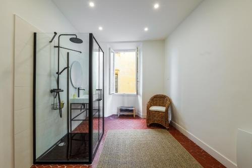 - un couloir avec un miroir et une chaise dans la chambre dans l'établissement Apt Matisse - Au cœur du village de Saint-Paul de Vence, à Saint-Paul-de-Vence