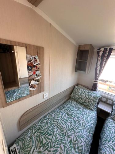 Ένα ή περισσότερα κρεβάτια σε δωμάτιο στο Swift 3-Bedroom Caravan Located in Uddingston, Glasgow at Maryville Caravan Site