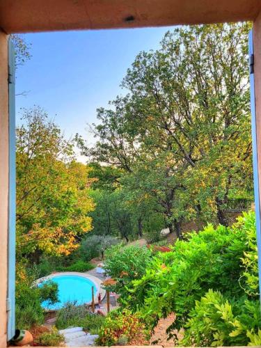 - une vue sur la piscine dans le jardin dans l'établissement Authentique mas provençal avec charme, Villecroze, à Villecroze