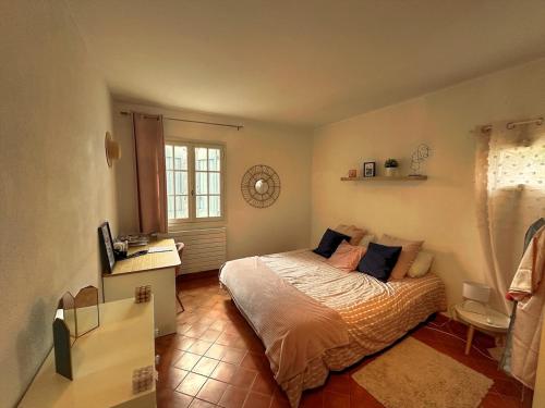 une chambre avec un lit et une fenêtre dans l'établissement Authentique mas provençal avec charme, Villecroze, à Villecroze