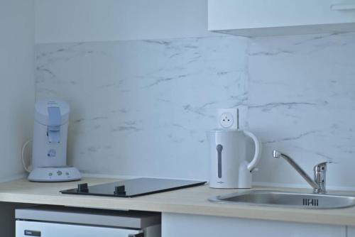 - un comptoir de cuisine avec un mixeur et un évier dans l'établissement Super studio 6 new quiet close to thé center, à Mulhouse