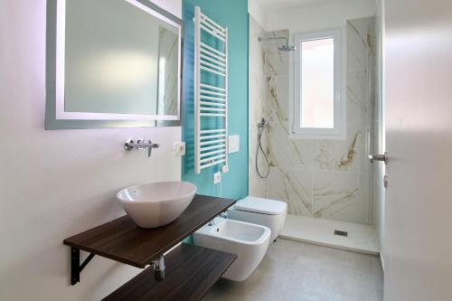 マロッタにあるCasa Momaの洗面台、トイレ、シャワー付きのバスルーム