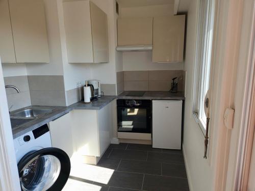 une petite cuisine avec un lave-linge. dans l'établissement Beau studio, Le Lérins Centre Juan-les-Pins , 150m des plages, à Antibes