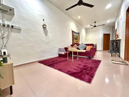 ein Wohnzimmer mit Sofa und Tisch in der Unterkunft Cozy 255 Entire 3 Bedroom House At Alma Bukit Mertajam in Bukit Mertajam