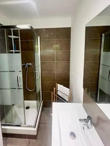 Phòng tắm tại Ajaccio centre ville joli T2 Grandval