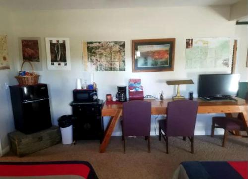 Μια τηλεόραση ή/και κέντρο ψυχαγωγίας στο Comfortable Accommodation for a Getaway near Bryce Canyon in Panguitch, Utah