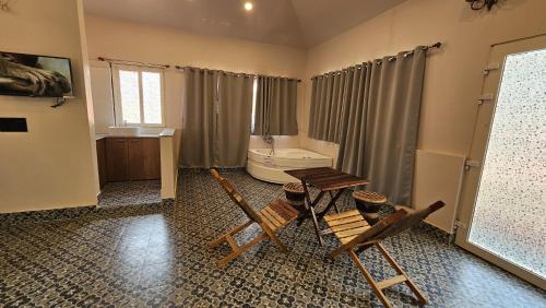 a bathroom with a toilet and a table and chairs at SANTINIKETAN RETREAT, Bolpur in Shānti Niketan