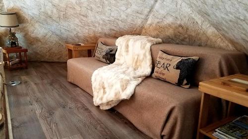 Χώρος καθιστικού στο Romantic Glamping Dome in the Catskill Mountains near Woodstock, New York