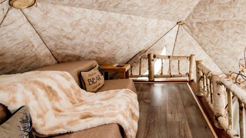 Ένα ή περισσότερα κρεβάτια σε δωμάτιο στο Romantic Glamping Dome in the Catskill Mountains near Woodstock, New York