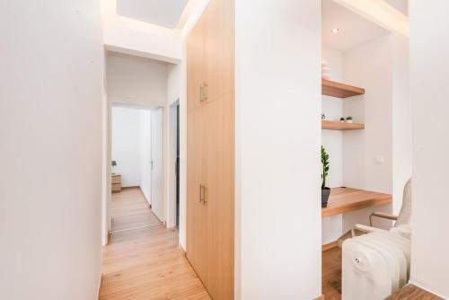 Spacious apt with 2 beds and 2 baths in Pagrati