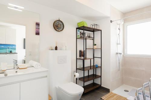 une salle de bain blanche avec des toilettes et un lavabo dans l'établissement Immogroom - t2 new - bright - fully equipped, à Cannes