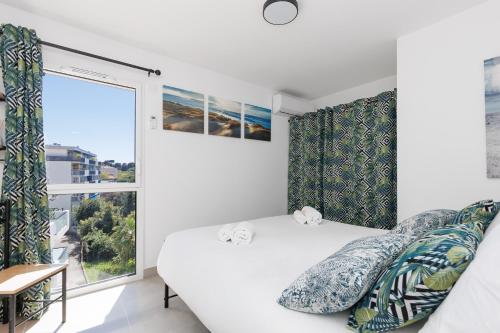 une chambre avec un lit et une grande fenêtre dans l'établissement Immogroom - t2 new - bright - fully equipped, à Cannes