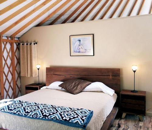 Voodi või voodid majutusasutuse Unique Yurt Rental on Peony Farm with Riverfront View in Clyde, North Carolina toas