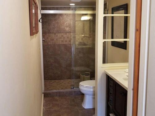 Vannituba majutusasutuses Unique Yurt Rental on Peony Farm with Riverfront View in Clyde, North Carolina