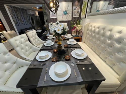 Zona de estar de The White Haven In Clark ENTIRE HOUSE