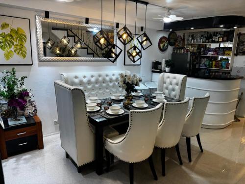 Bebidas en The White Haven In Clark ENTIRE HOUSE