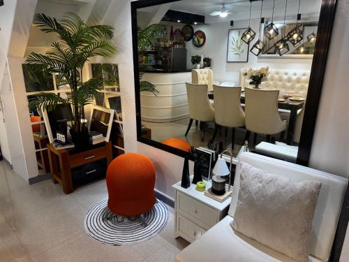 Zona de estar de The White Haven In Clark ENTIRE HOUSE