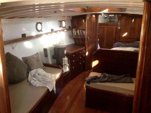 Postel nebo postele na pokoji v ubytování Fabulous Yacht Rental for a Unique Glamping Getaway in Bay Area, California