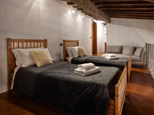 One of a kind Near The Duomo w/Balcony Palace Apt