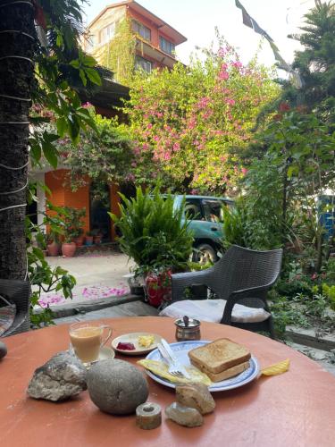 uma mesa com comida em cima de uma mesa em Sun Rise Cottage em Catmandu