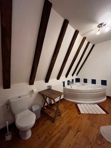 une salle de bain avec toilettes et baignoire dans l'établissement Moulin du grand auque, à Lalandusse