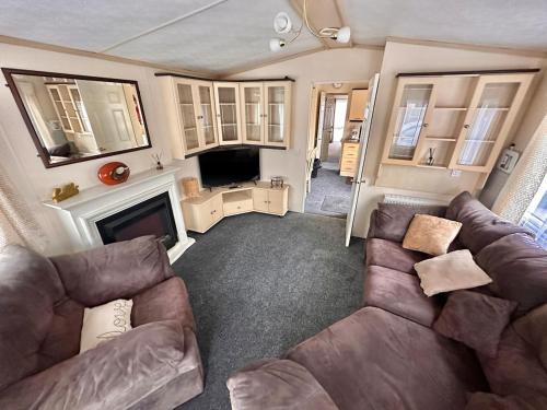 TV a/nebo společenská místnost v ubytování 2 Bedroom Caravan Located in Uddingston, Glasgow at Maryville Caravan Site