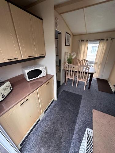 Kuchyň nebo kuchyňský kout v ubytování 2 Bedroom Caravan Located in Uddingston, Glasgow at Maryville Caravan Site