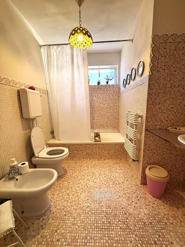 a bathroom with a toilet and a tub and a sink at AcasaMy in Naples