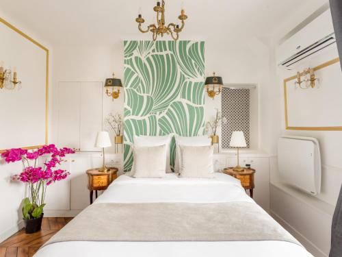 - une chambre avec un lit aux motifs verts et blancs dans l'établissement Merveil - Luxury Suite - Champs Elysees - Royale I, à Paris