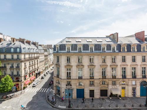 une vue aérienne des bâtiments d'une ville dans l'établissement Merveil - Luxury Suite - Champs Elysees - Royale I, à Paris