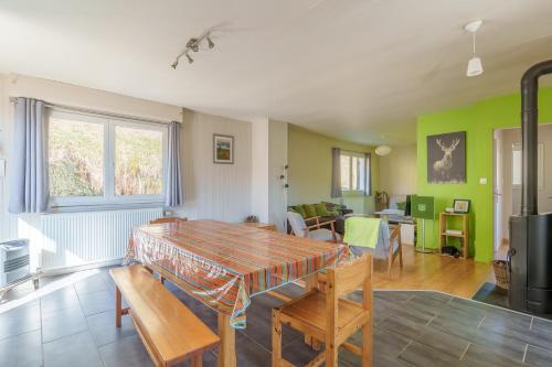 un salon avec une table et des chaises dans l'établissement L'Echo Bleu - Vue Montagne, à Cornimont