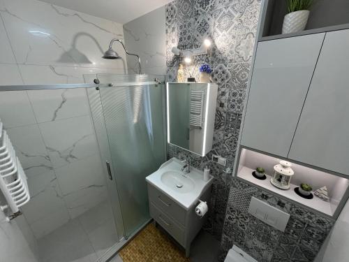 une salle de bains avec douche, toilettes et lavabo dans l'établissement APARTAMENT BlueSea Let`s Sea Baltic Park, à Gąski