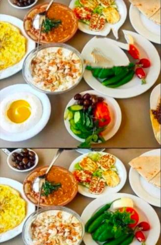 瓦迪拉姆Youssef camp Wadi Rum的桌子上摆着一堆食物