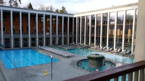 ein großes Gebäude mit einem Pool vor einem Gebäude in der Unterkunft Residenz Zum Kronprinzen in Bad Saarow