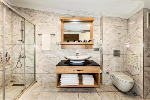 un baño con lavabo y ducha en Istanbul Old City Topkapi Porta Romanos Hotel Ottoman Heritage, en Estambul