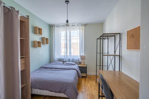 Photo de la galerie de l'établissement Grand T5 - 90 m2 - 4 CH - 2 SDB- Cœur de Valenciennes, à Valenciennes