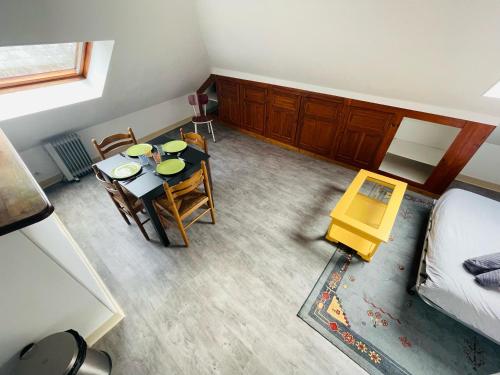 une pièce avec une table, des chaises et un lit dans l'établissement Logement cosy et plein de charme - 382, à Rouen