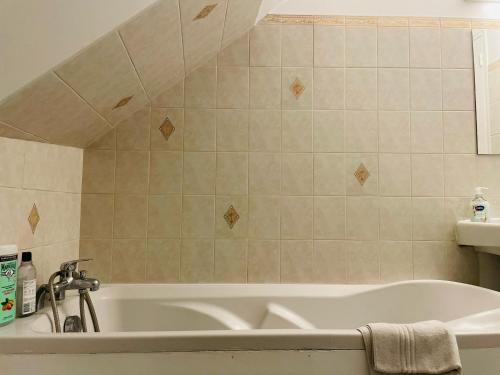 une salle de bain avec une baignoire et un lavabo dans l'établissement Logement cosy et plein de charme - 382, à Rouen