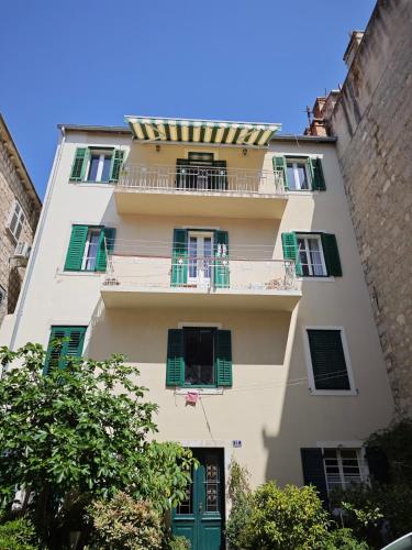 Apartment Central Old town with private indoor garage parking