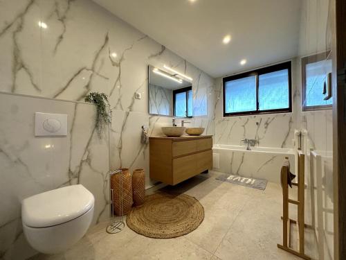 une salle de bain avec toilettes, lavabo et baignoire dans l'établissement Elégant et spacieux 3 pièces, centre Cannes, à Cannes