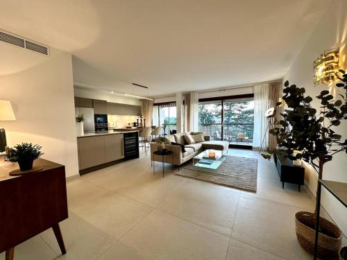 un grand salon avec un canapé et une table dans l'établissement Elégant et spacieux 3 pièces, centre Cannes, à Cannes